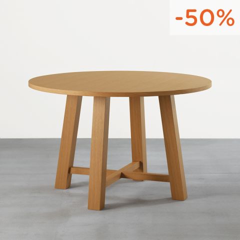 Round dining table in oak